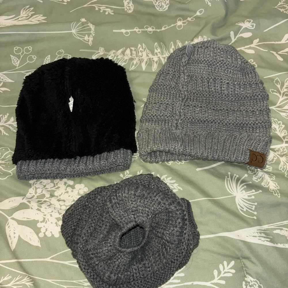 C.C beanies - Picture 2 of 2
